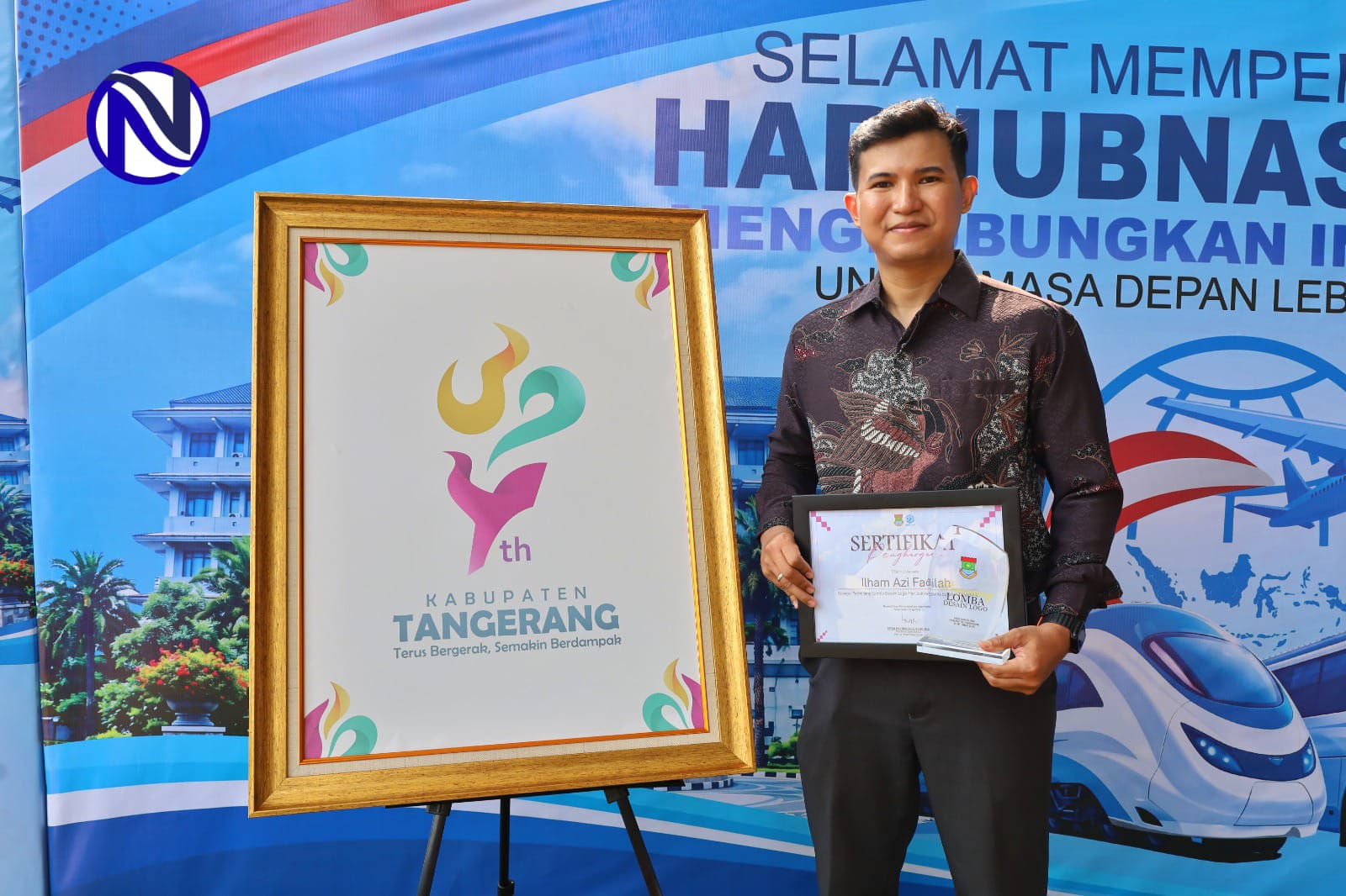 hadiah Rp 10 juta kepada Ilham Azi Fadilah pemenang lomba logo Hari Jadi 394 Kabupaten Tangerang