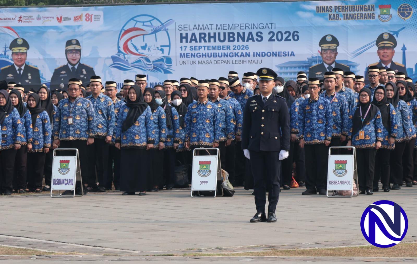 Upacara peringatan Hari Perhubungan Nasional Harhubnas ke-55 tahun 2026 tingkat Kabupaten Tangerang di Lapangan Raden Aria Yudhanegara Tigaraksa dipimpin Bupati Tangerang Moch Maesyal Rasyid dengan peserta ASN berbaju batik biru KORPRI