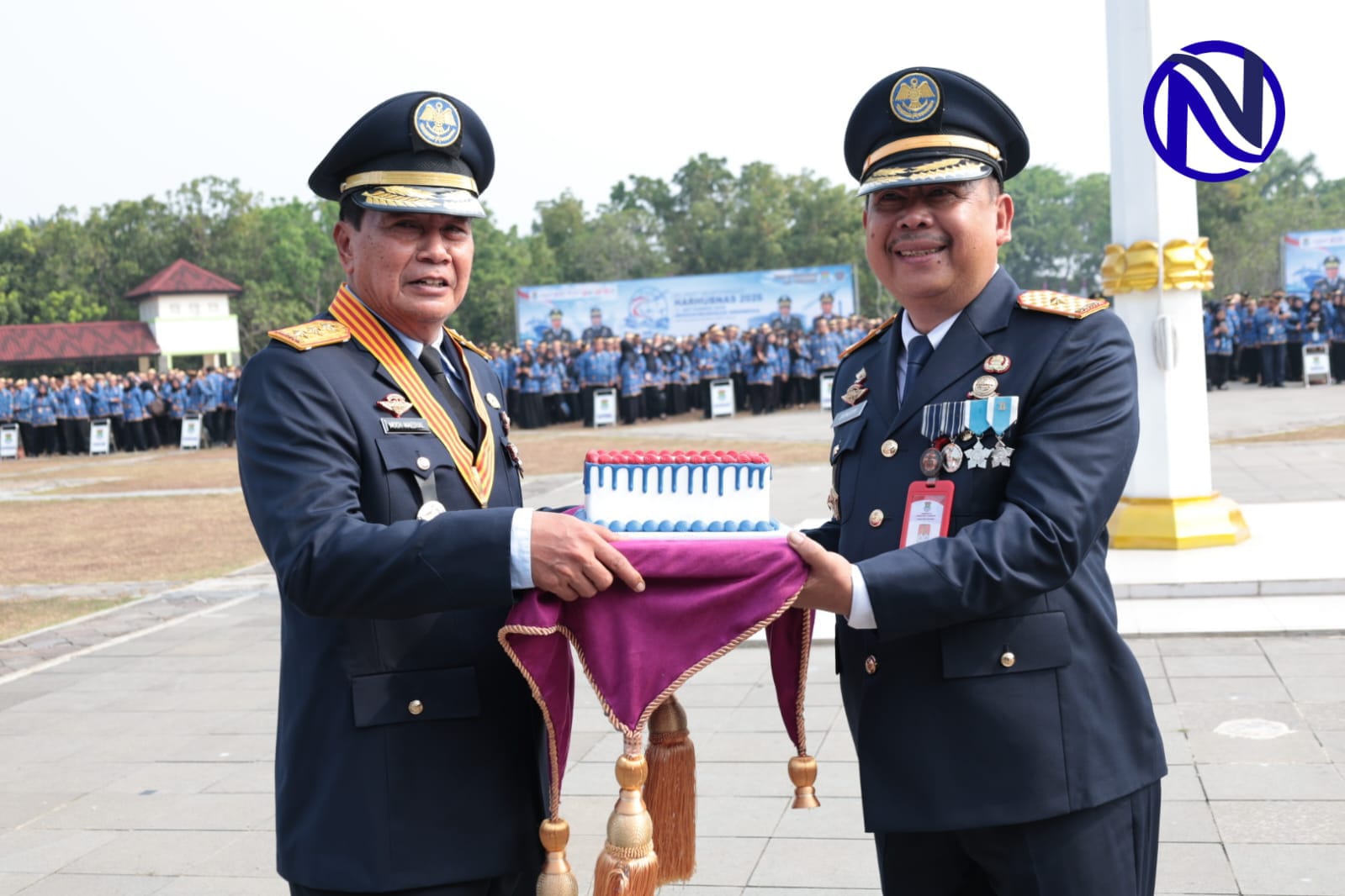 Bupati Tangerang Moch Maesyal Rasyid menyerahkan kue ulang tahun Harhubnas ke-55 kepada Kepala Dinas Perhubungan Kabupaten Tangerang Jaenudin di Lapangan Raden Aria Yudhanegara Tigaraksa 21 September 2026