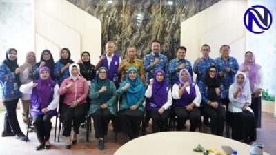Kader Posyandu Lili 3 Desa Tegal Kunir Kidul Kecamatan Mauk Erna Yanti bersama Camat Mauk Angga Yulyantono dan jajaran saat foto bersama usai penilaian Kader Berprestasi Tingkat Nasional Kemenkes RI 2026 di Ruang Rapat Camat Mauk Tangerang