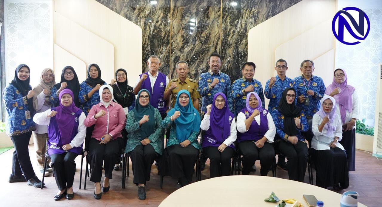 Kader Posyandu Lili 3 Desa Tegal Kunir Kidul Kecamatan Mauk Erna Yanti bersama Camat Mauk Angga Yulyantono dan jajaran saat foto bersama usai penilaian Kader Berprestasi Tingkat Nasional Kemenkes RI 2026 di Ruang Rapat Camat Mauk Tangerang