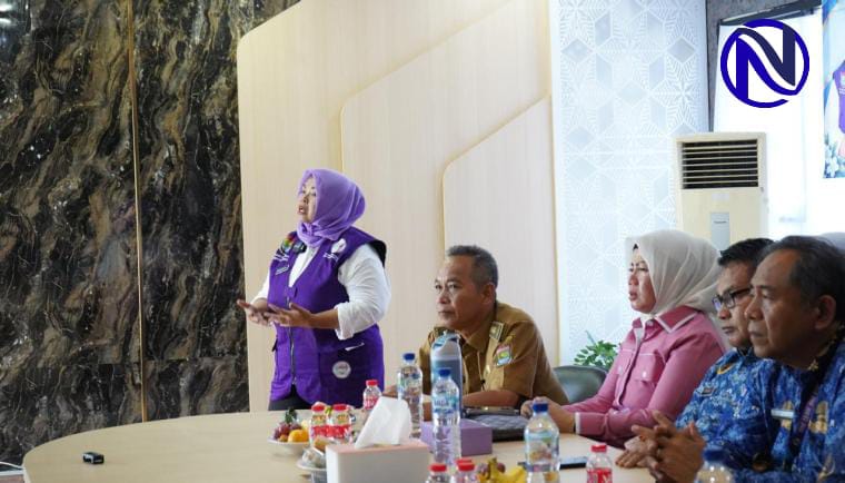 Erna Yanti memaparkan inovasi UPIK CERDAS, KETUK TB, KP-ASI, dan RBJ di hadapan tim penilai Kemenkes RI secara daring di Ruang Rapat Camat Mauk.