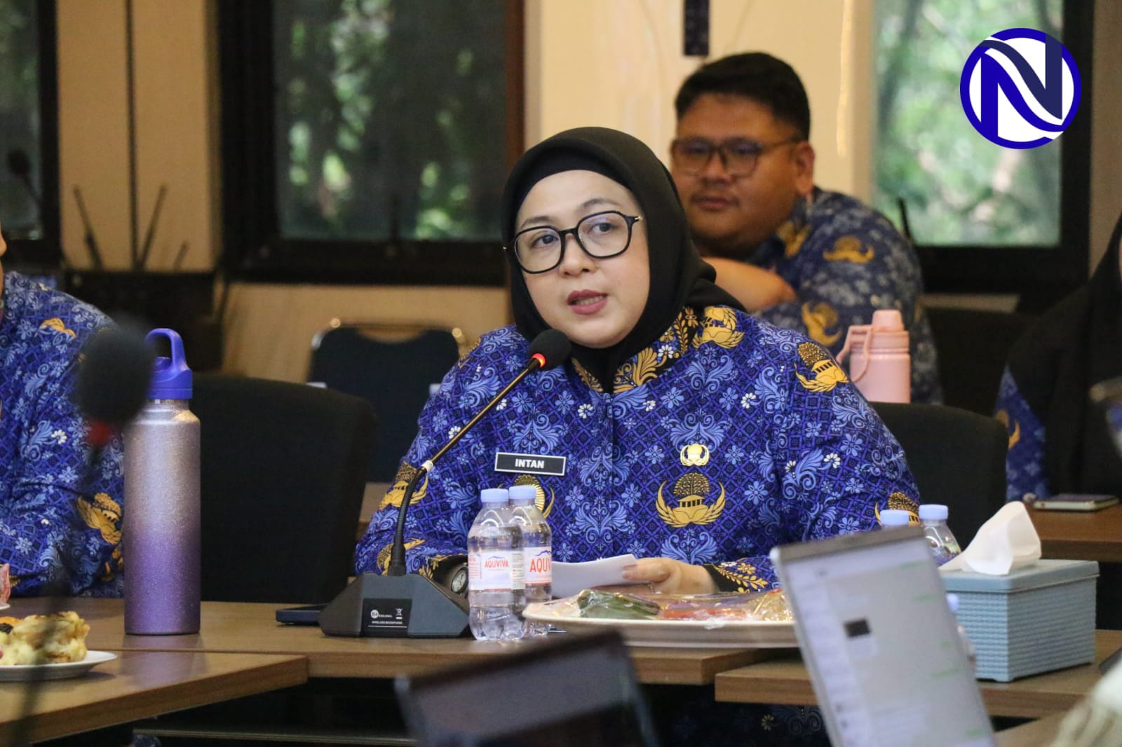 Close up Wakil Bupati Tangerang Intan Nurul Hikmah mengenakan batik biru berlogo Kabupaten Tangerang sedang memberikan sambutan pembukaan seleksi wawancara Kanvas Gemilang 2026 di Bappeda