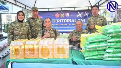 Personel Lanud Abdulrachman Saleh di stand bazar murah HUT Ke-81 TNI di Makodim 0833 Malang