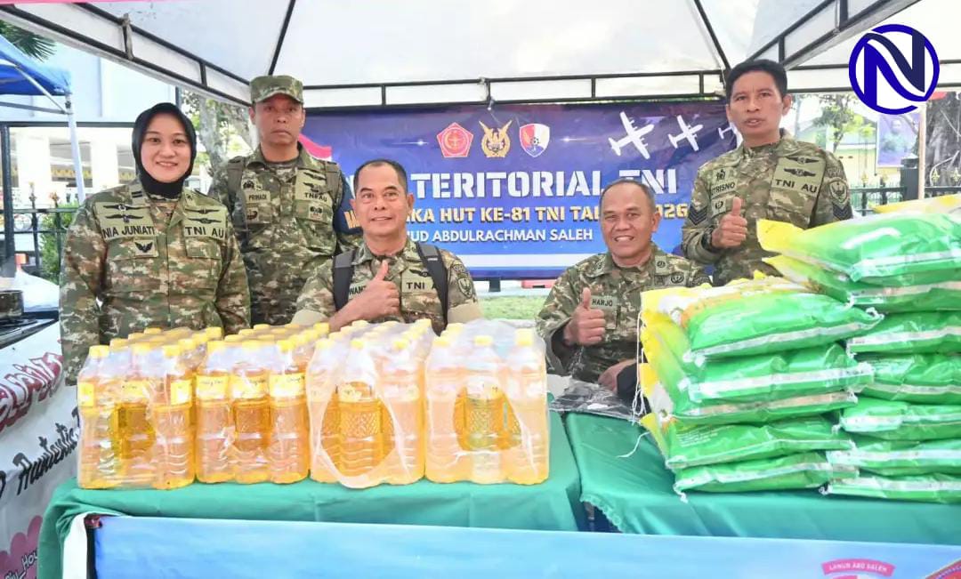 Personel Lanud Abdulrachman Saleh di stand bazar murah HUT Ke-81 TNI di Makodim 0833 Malang