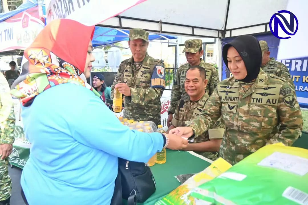 Transaksi pembelian minyak goreng oleh warga di stand Lanud Abd Saleh pada Bazar Murah HUT TNI 2026