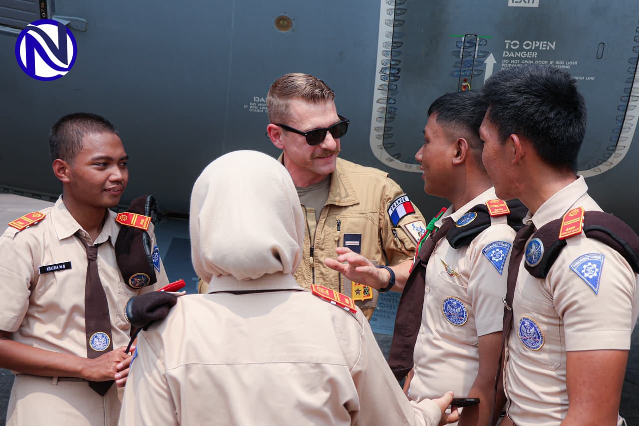 Pilot Prancis dan perwira TNI AU Lanud Halim edukasi pelajar di Open Base PEGASE 2026 dengan pesawat Airbus A400M