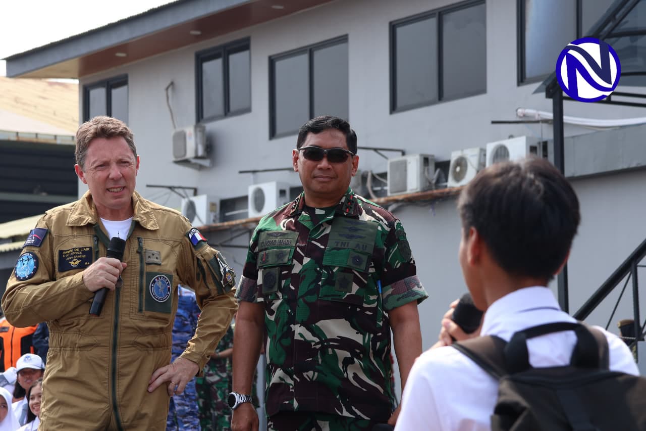 Pilot Prancis dan perwira TNI AU Lanud Halim edukasi pelajar di Open Base PEGASE 2026 dengan pesawat Airbus A400M