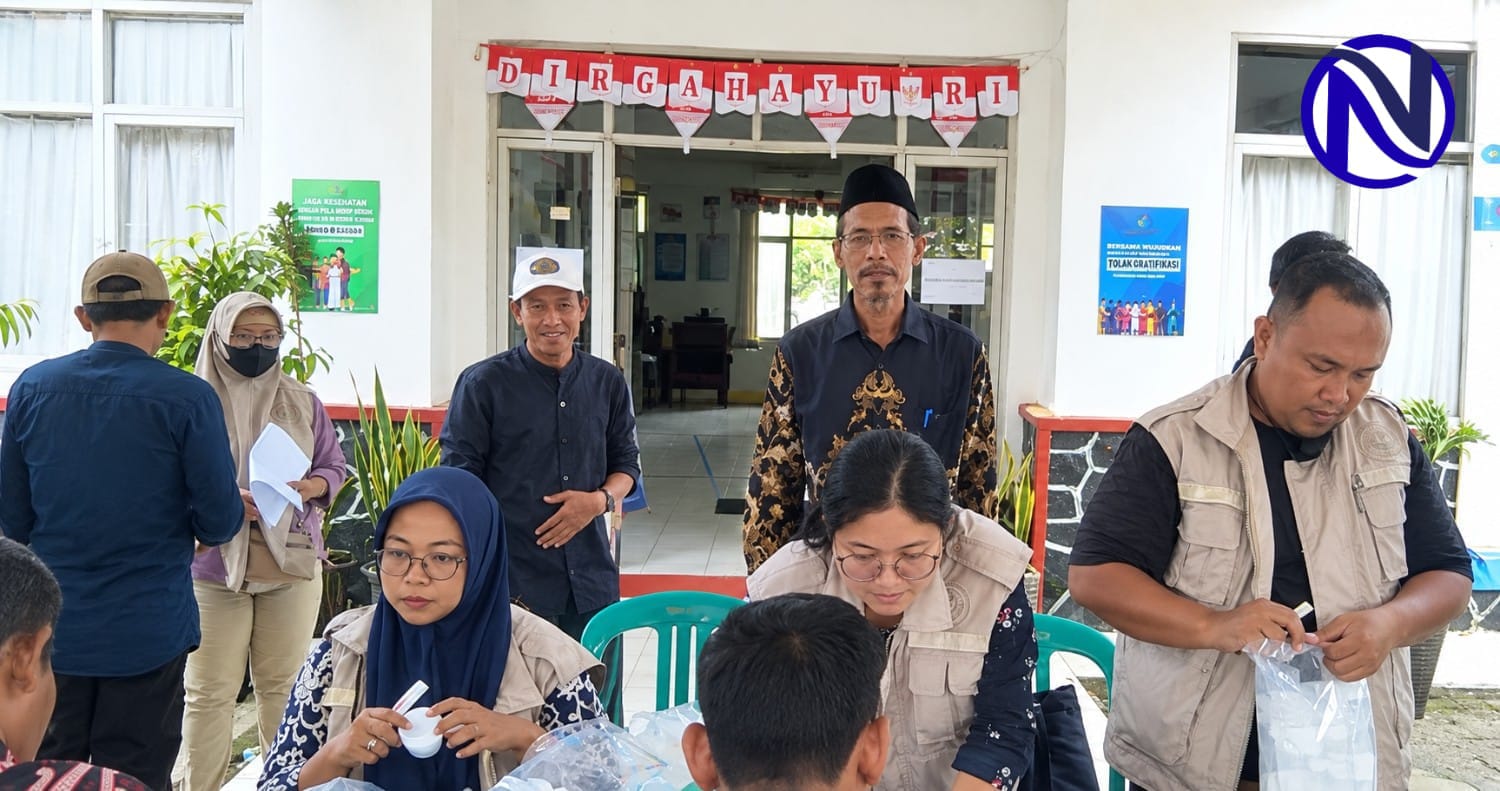 Suasana pemeriksaan urine oleh BNN Banten terhadap aparatur Desa Cigandeng