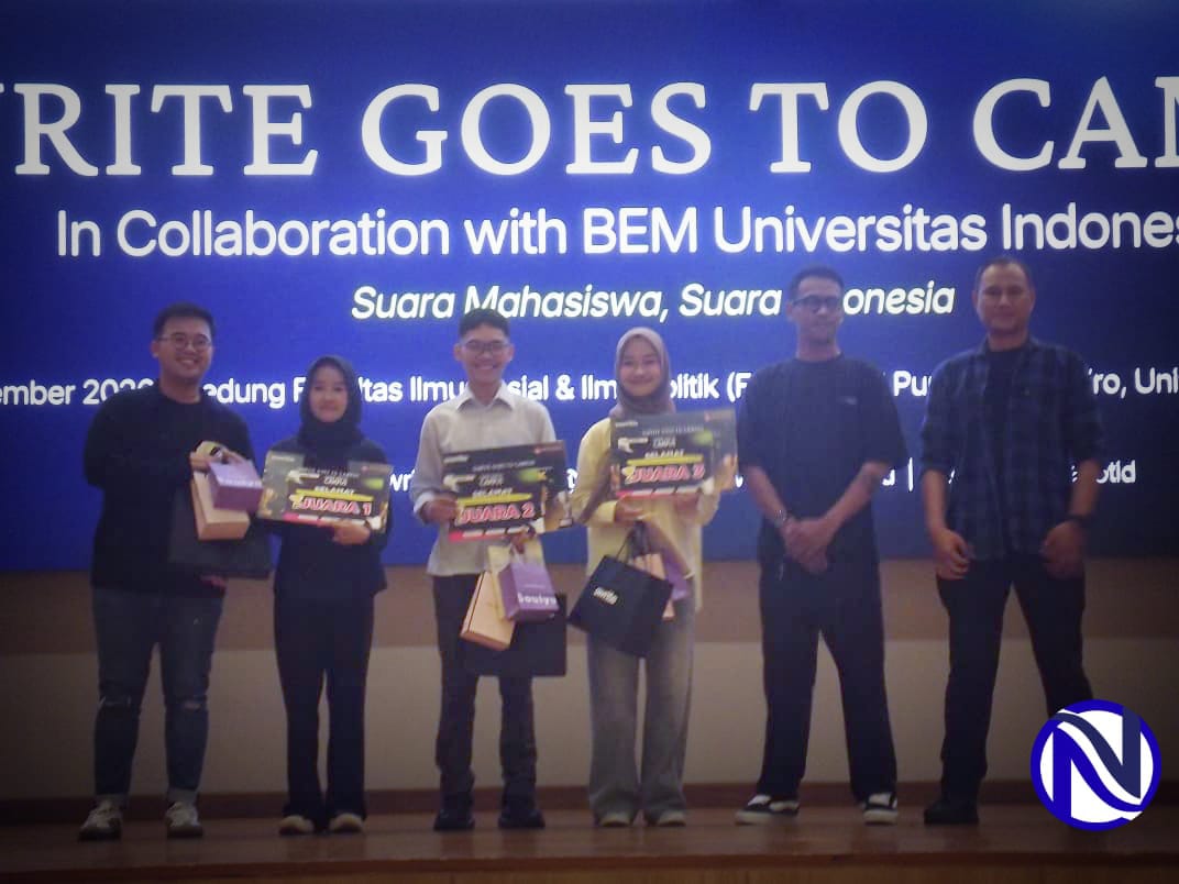 Para pemenang kompetisi debat ekonomi dan jurnalistik berfoto bersama