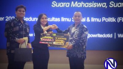 Penanggung jawab Owrite Goes to Campus memberikan penghargaan kepada Juara 1 kompetisi News Anchor