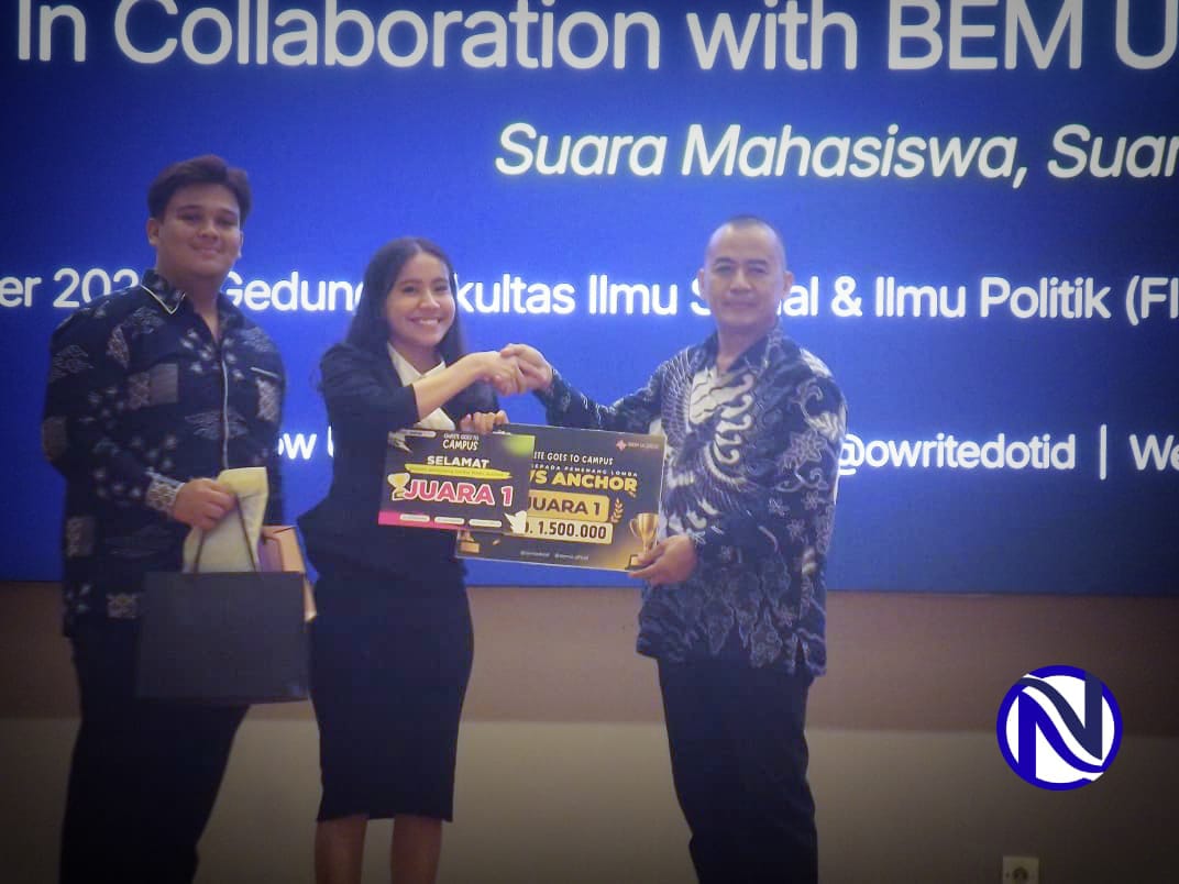 Penanggung jawab Owrite Goes to Campus memberikan penghargaan kepada Juara 1 kompetisi News Anchor