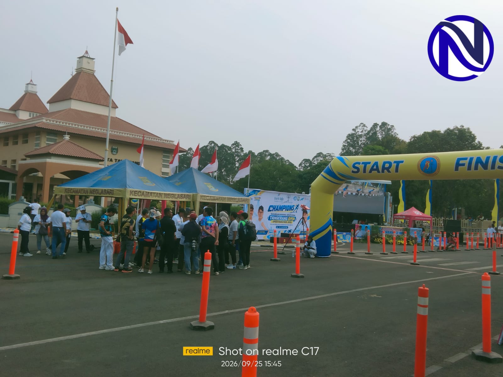 Suasana garis Start/Finish di Puspem Kota Tangerang. Tampak tenda Kecamatan Neglasari dan backdrop bertuliskan CHAMPIONS Tangerang Open Speed Marathon 2026