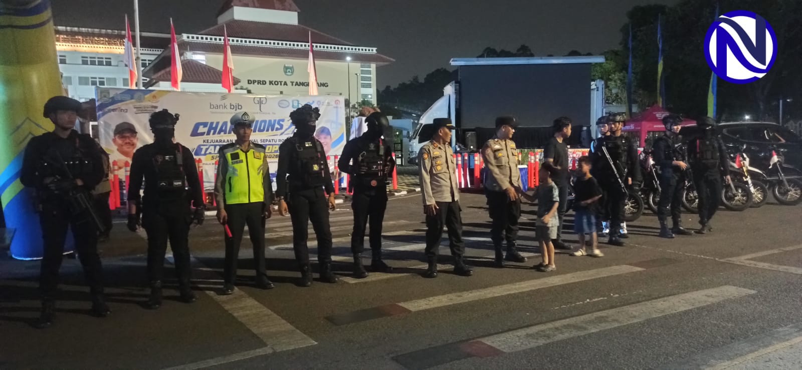 Patroli Cipta Kondisi gabungan Polsek Tangerang dan Brimob di depan Gedung DPRD Kota Tangerang pada Sabtu dini hari 26 September 2026