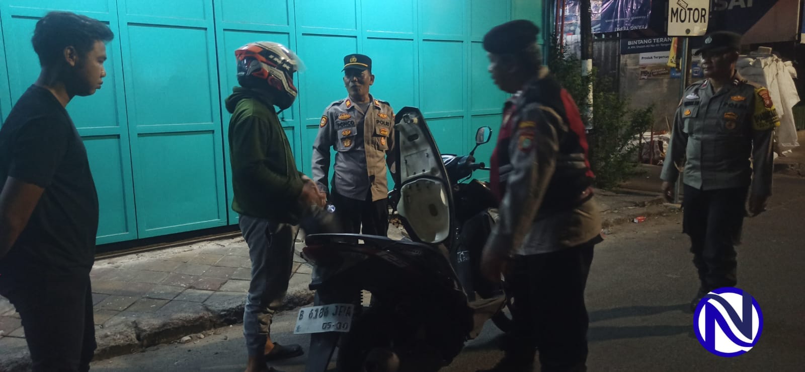 Waka Polsek Tangerang AKP Ponco Anggriyanto memeriksa pengendara motor di kawasan Pasar Lama Tangerang saat patroli Cipkon dini hari