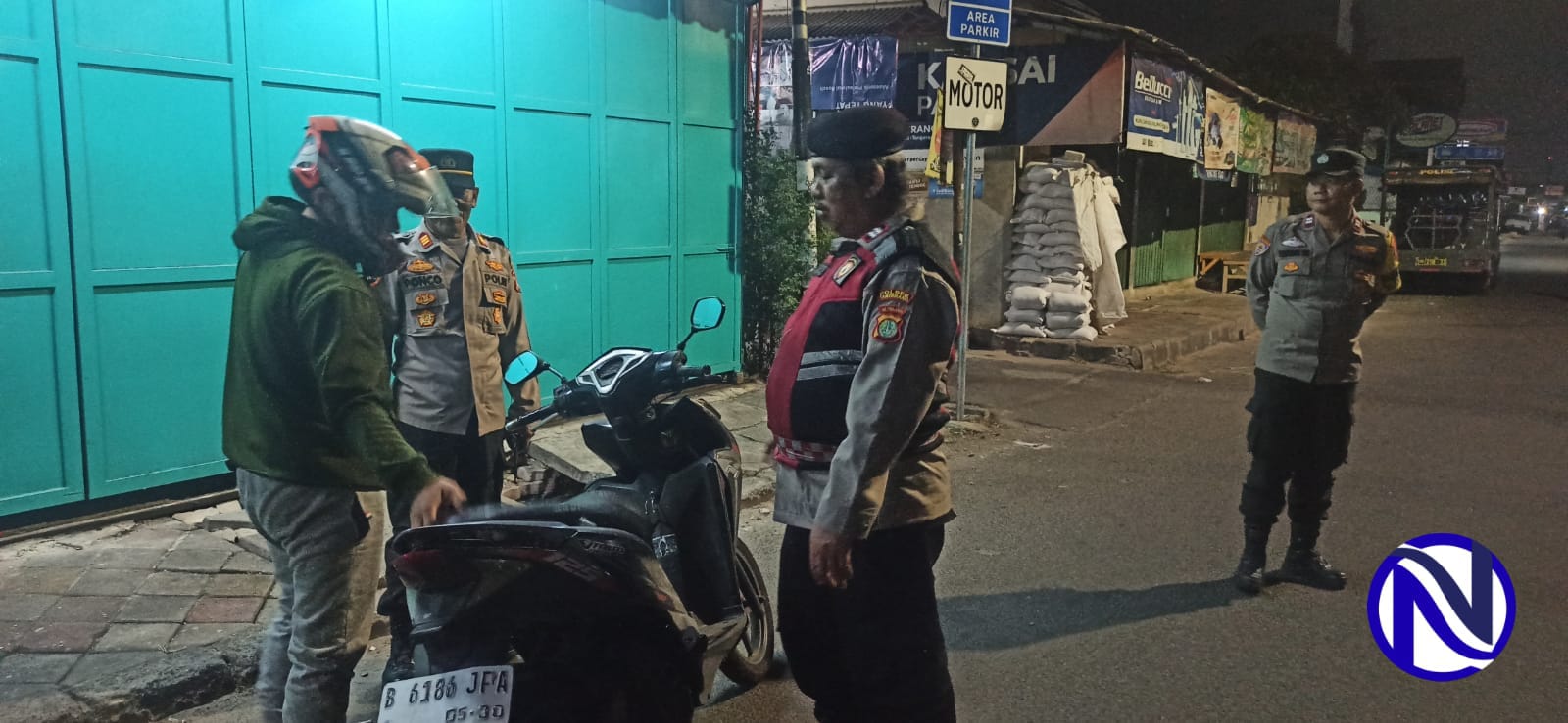 Petugas Polsek Tangerang Kota melakukan razia stasioner dan pemeriksaan jok motor pengendara di Pasar Lama dalam patroli Kamtibmas