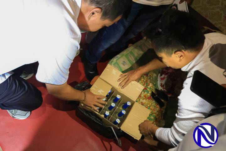 Petugas Satpol PP Kota Tangerang memeriksa kardus berisi botol minuman keras hasil sitaan patroli gabungan di Situ Cangkring