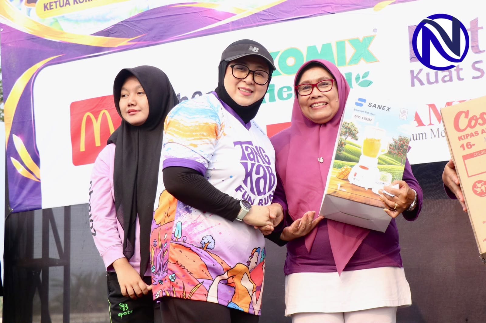 Wabup Tangerang Intan Nurul Hikmah serahkan hadiah doorprize peringatan Hari Osteoporosis Nasional di Indomilk Arena