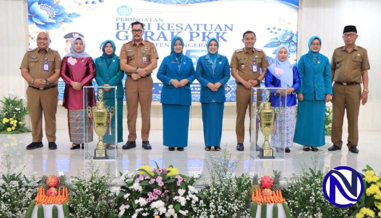 Ketua TP PKK Tangerang dan Banten bersama piala juara umum HKG PKK 54