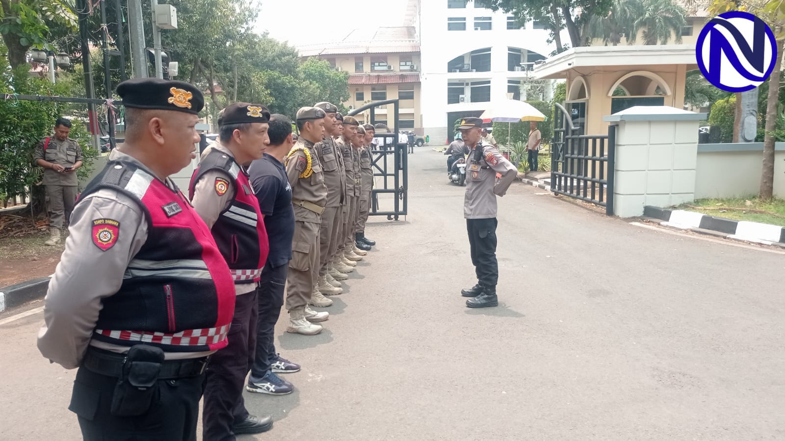 Polisi jaga gerbang Puspem Kota Tangerang aksi PDAM