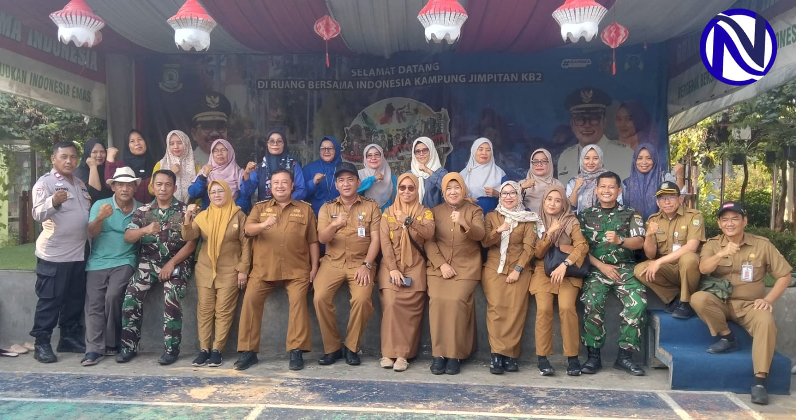Jajaran Kecamatan Batuceper, Kelurahan Batujaya, Babinsa Sertu Slamet Hariyanto (loreng), Bhabinkamtibmas dan warga foto bersama di Panggung Kreasi Ruang Bersama Indonesia Kampung Jimpitan KB2 RW 03 Kelurahan Batujaya, Kecamatan Batuceper, Kota Tangerang. Kampung ini launching sebagai RBI oleh Wapres RI dan Menteri PPPA pada Hari Ibu ke-96, 22 Desember 2024. Foto: http://Nalar24.ID/ avriyani