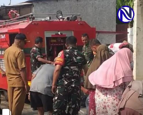 Anggota Koramil 01/Tangerang, Kodim 0506/Tangerang menyalurkan bantuan air bersih sebanyak 5.000 liter menggunakan water tank Koramil kepada warga di Jl. H. Jali RT 05/RW 03, Kelurahan Kunciran Jaya, Kecamatan Pinang, Kota Tangerang, Selasa (29/9/2026) pagi. Personel turun langsung membantu mengisi ember dan jerigen warga.