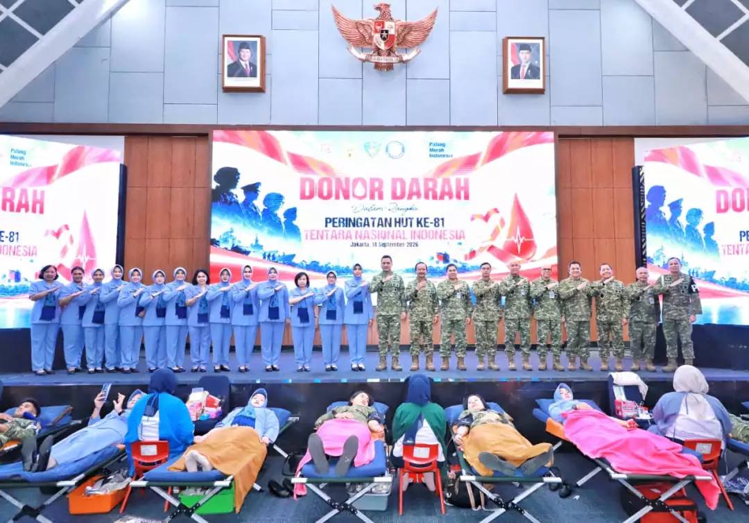 Anggota TNI AU antusias ikuti foto bersama kegiatan donor darah HUT ke-81 TNI di Jakarta