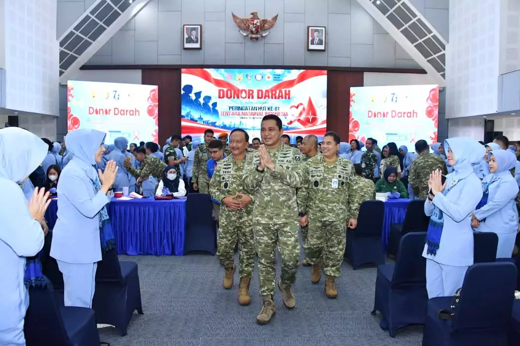 Kasau Marsekal Tonny Harjono tinjau donor darah di Gedung Suharnoko Harbani Denmabesau
