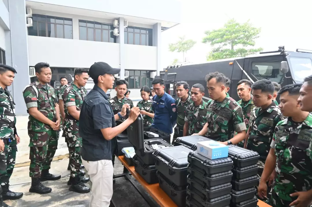 Instruktur memberikan materi pelatihan kendaraan taktis Rantis kepada personel Kodau III di Ruang Pertemuan Makodau III Biak