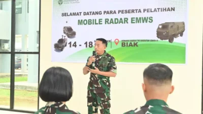 Instruktur memberikan materi pelatihan kendaraan taktis Rantis kepada personel Kodau III di Ruang Pertemuan Makodau III Biak