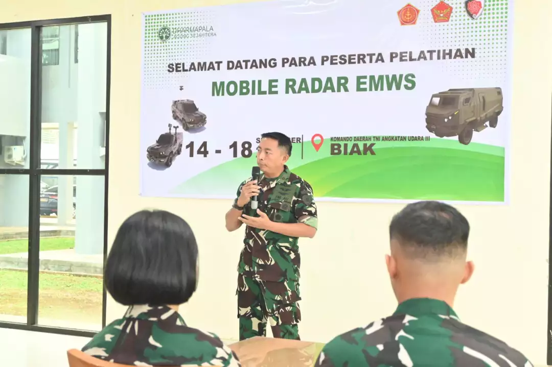 Instruktur memberikan materi pelatihan kendaraan taktis Rantis kepada personel Kodau III di Ruang Pertemuan Makodau III Biak
