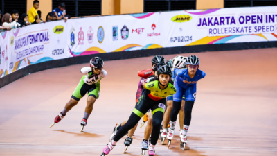 Atlet sepatu roda beradu kecepatan dalam kejuaraan speed marathon di Kota Tangerang