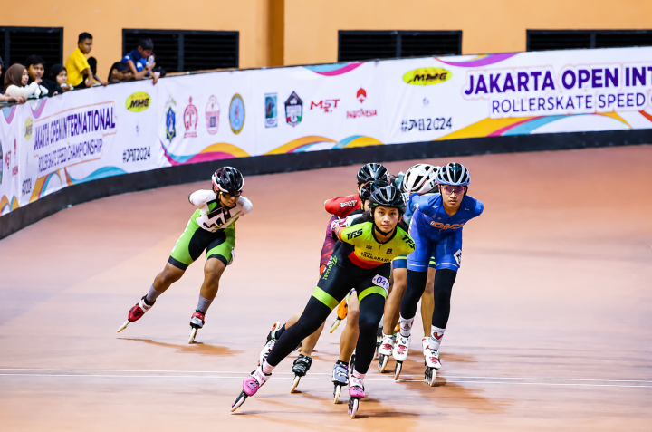 Atlet sepatu roda beradu kecepatan dalam kejuaraan speed marathon di Kota Tangerang