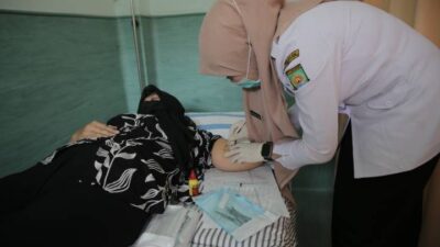 Petugas kesehatan di Kota Tangerang memberikan layanan suntik KB kepada seorang perempuan saat program KB gratis