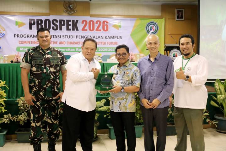 Wali Kota Sachrudin menerima cinderamata dari Universitas Raharja