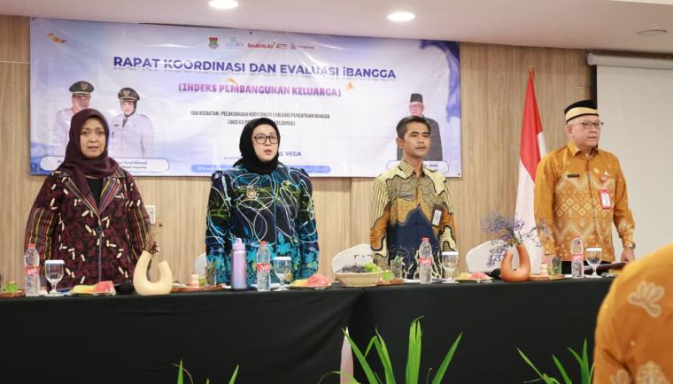Wabup Intan bersama Ketua TP PKK Rismawati dan Kadis DPPKB saat Rakor Evaluasi iBangga`