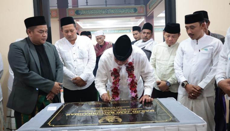 Bupati Tangerang Moch Maesyal Rasyid menandatangani prasasti peresmian Masjid Jami Baiturrahman disaksikan tokoh masyarakat dan DKM