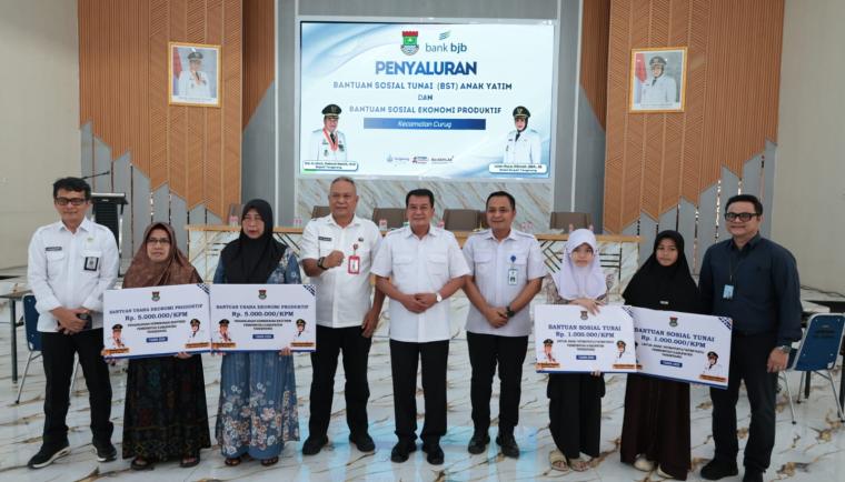 Bupati Tangerang Moch Maesyal Rasyid bersama penerima bantuan BST dan UEP saat penyerahan simbolis di Kecamatan Curug