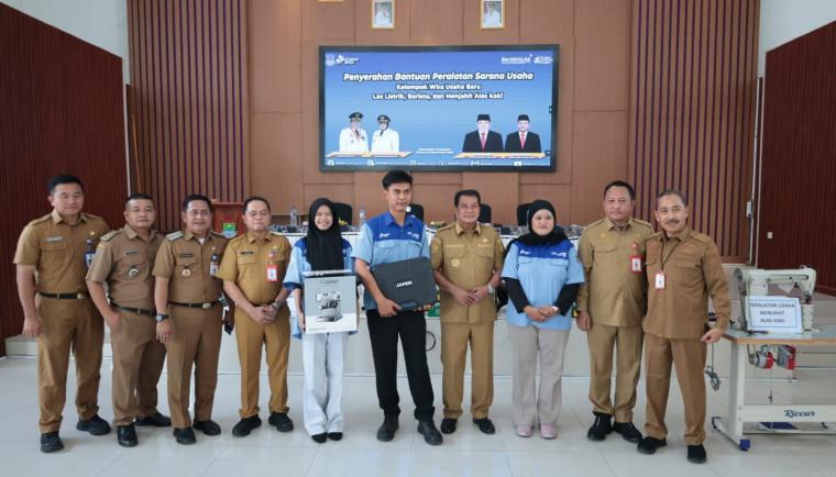 Bupati Maesyal Rasyid serahkan bantuan peralatan usaha Program Wirausaha Baru Pemkab Tangerang