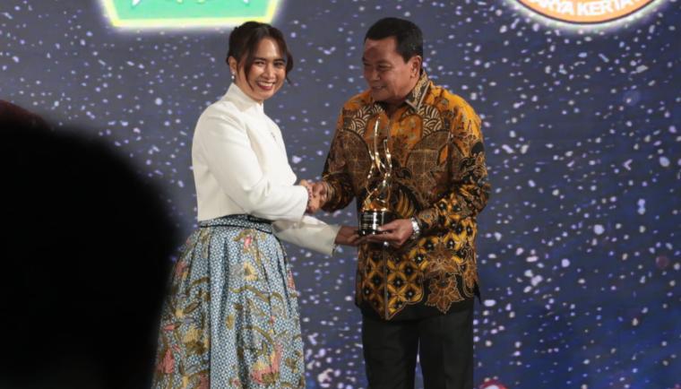 Wamenpar Ni Luh Puspa menyerahkan penghargaan kepada Bupati Tangerang Maesyal Rasyid