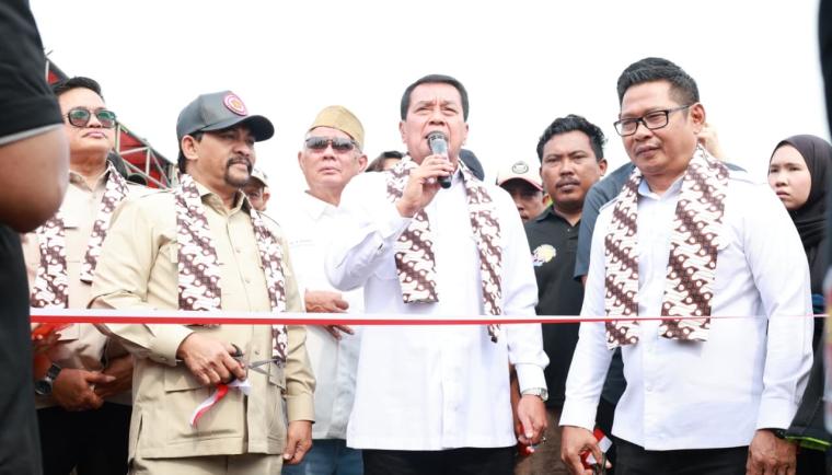 Bupati Tangerang Moch Maesyal Rasyid memotong pita dan berpidato saat membuka acara Pesta Nelayan Desa Surya Bahari Kecamatan Pakuhaji