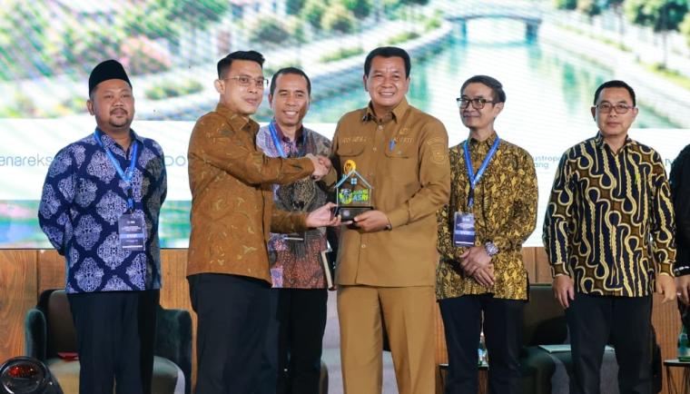Bupati Maesyal Rasyid terima penghargaan dalam Forum Koordinasi Penanganan Kawasan Kumuh Terpadu