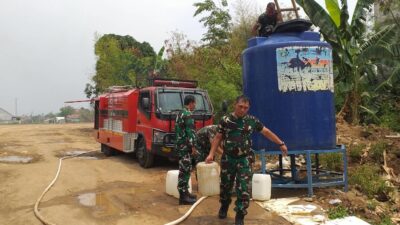 Aksi Koramil 01 Bersama Kodim 0506 Membuat Warga Kelurahan Kunciran Jaya Kecamatan Pinang Kota Tangerang Tersenyum Bahagia