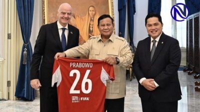 Prabowo Subianto terima jersey Timnas Indonesia PRABOWO 26 dari Presiden FIFA Gianni Infantino dan Erick Thohir