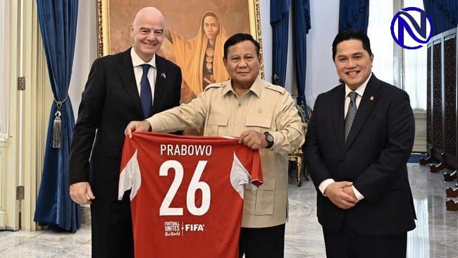Prabowo Subianto terima jersey Timnas Indonesia PRABOWO 26 dari Presiden FIFA Gianni Infantino dan Erick Thohir