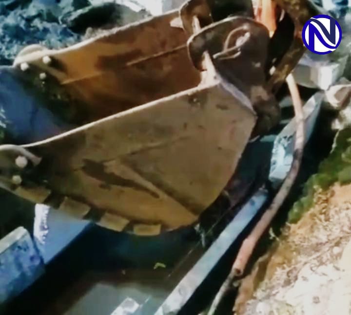 Excavator bucket pasang U-Ditch genangan air Serang