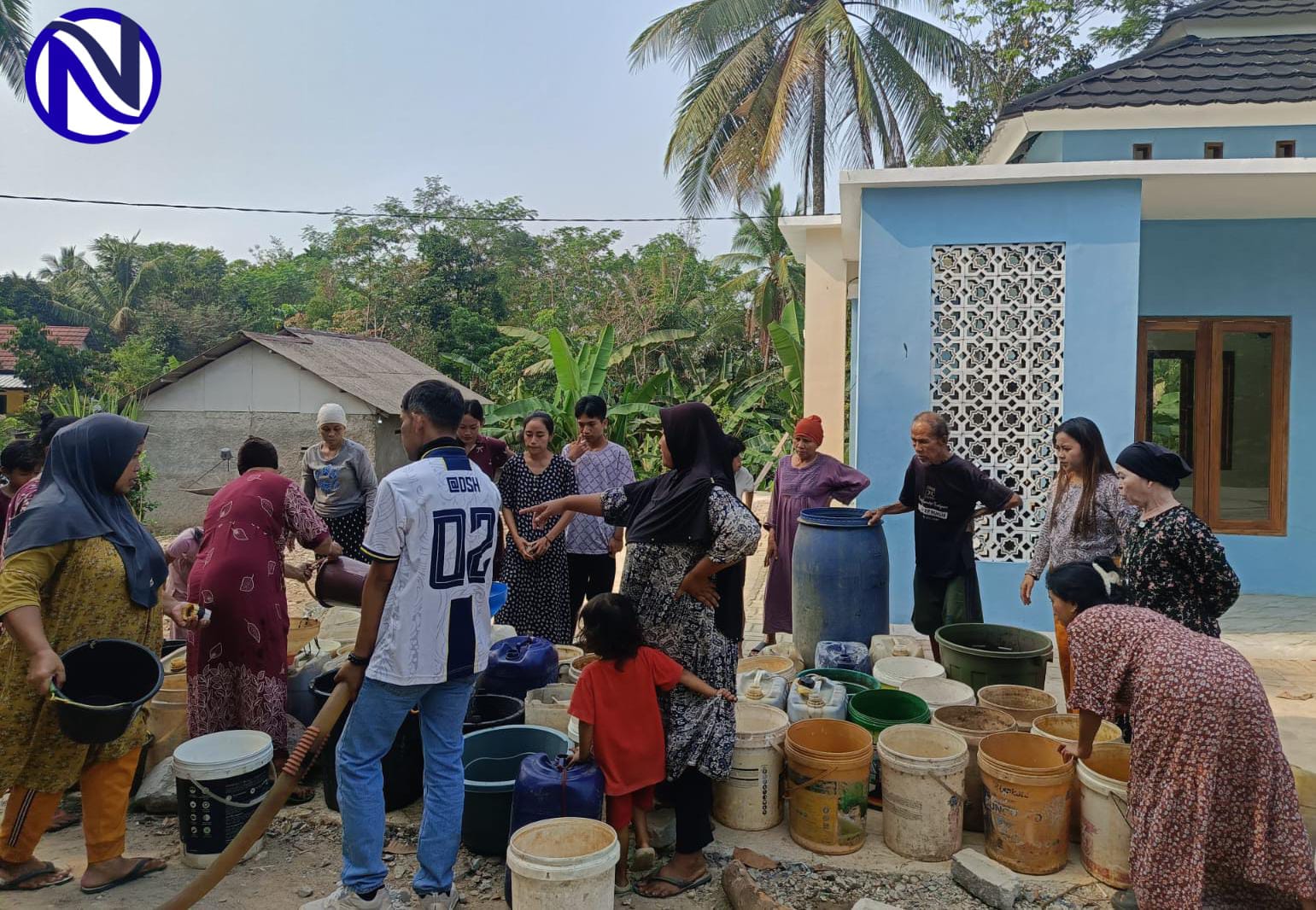 Warga Pandeglang antri air bersih PTPN IV PalmCo 101 ribu liter
