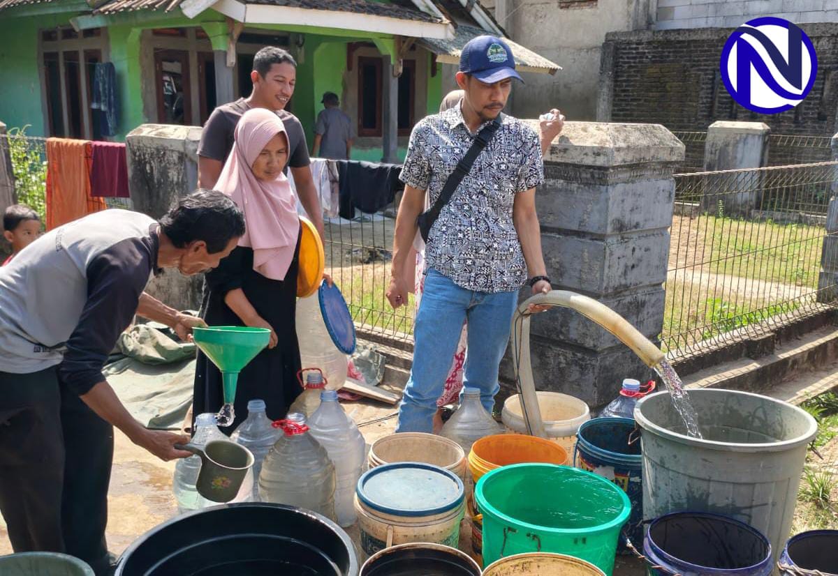 Petugas PTPN IV PalmCo salur air bersih corong hijau jerigen warga Pandeglang