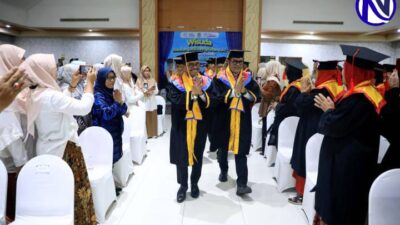 Wisudawan lansia berbaris masuk Ruang Al Amanah Kota Tangerang 7 Okt 2026