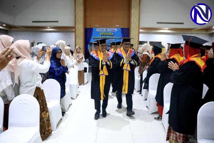 Wisudawan lansia berbaris masuk Ruang Al Amanah Kota Tangerang 7 Okt 2026